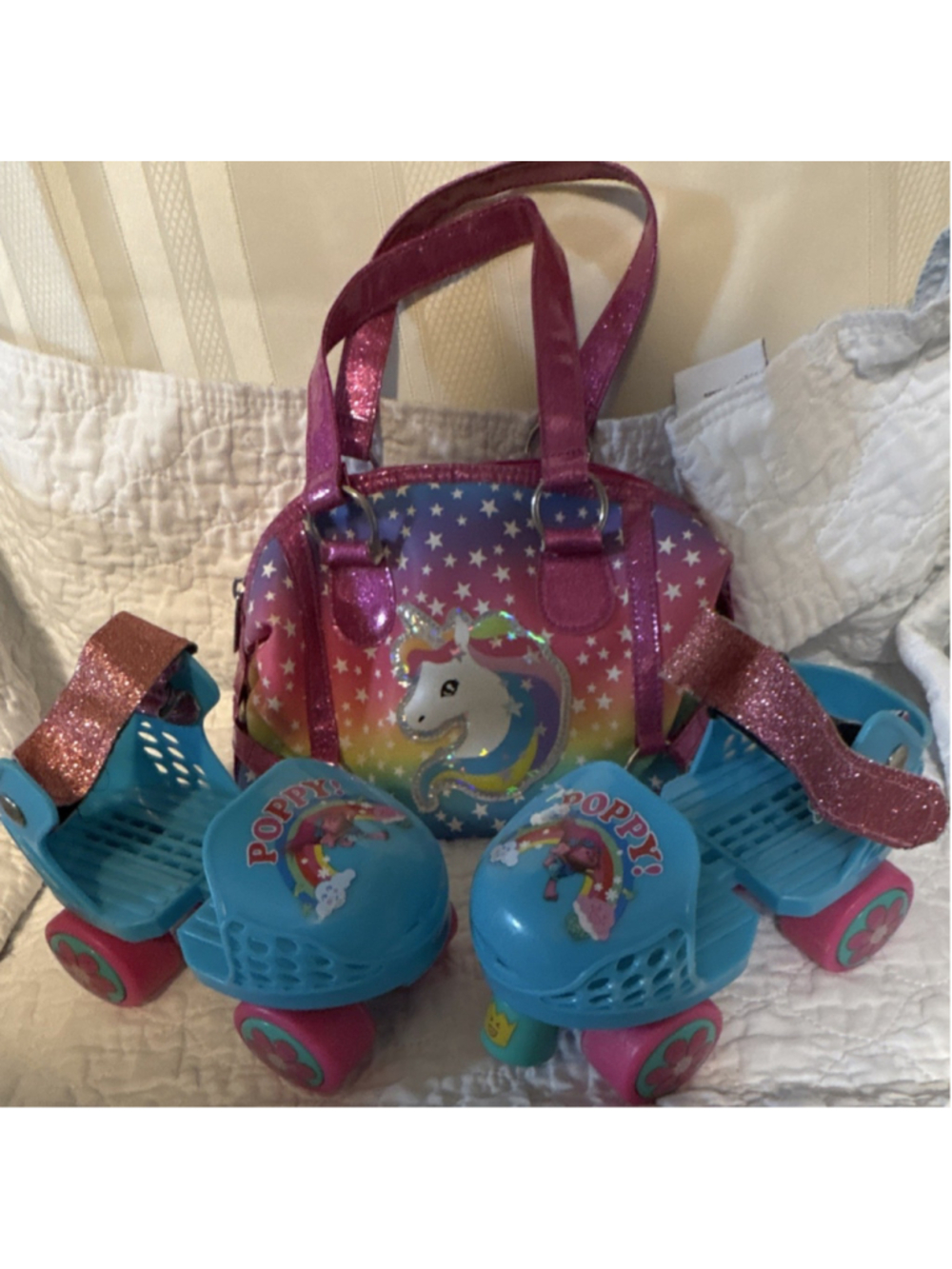 Poppy Trolls Youth Quad Roller Skates Blue/Pink Glitter Straps + Unicorn Bag